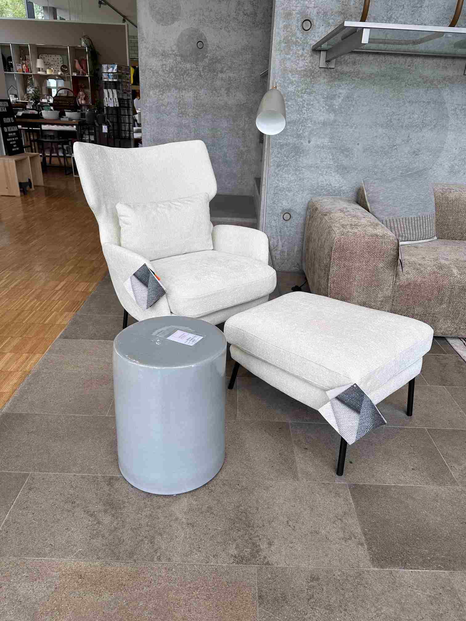 Seatrelax Sessel mit Ottoman in Weiß und grauem Beistelltisch, modernes Wohnzimmer Design.