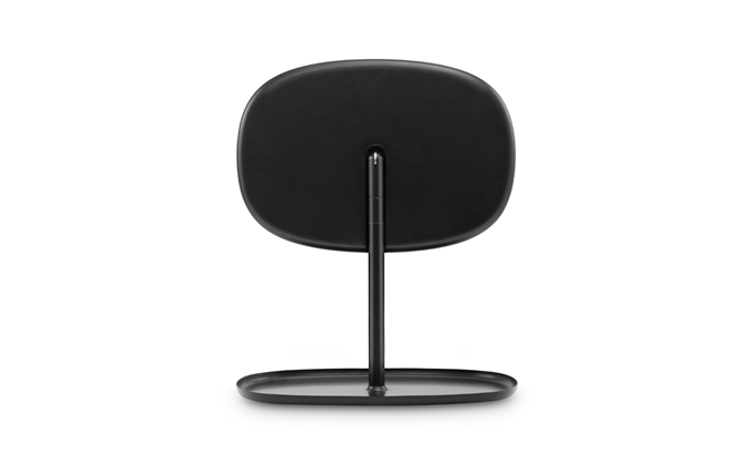 Schwarzer Flip Spiegel von Normann Copenhagen, ein moderner Tischspiegel mit ovalem Spiegelglas und Ablage.