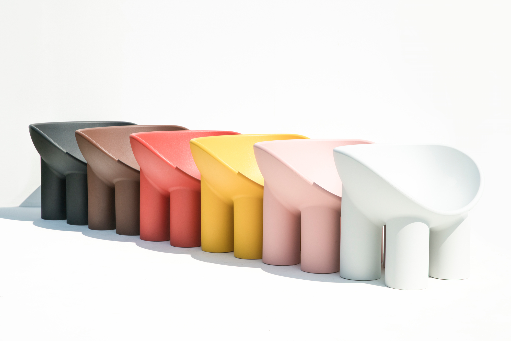 Reihe von Roly Poly Sesseln in verschiedenen Farben, modernes Designmöbel für Wohnraum und Garten.