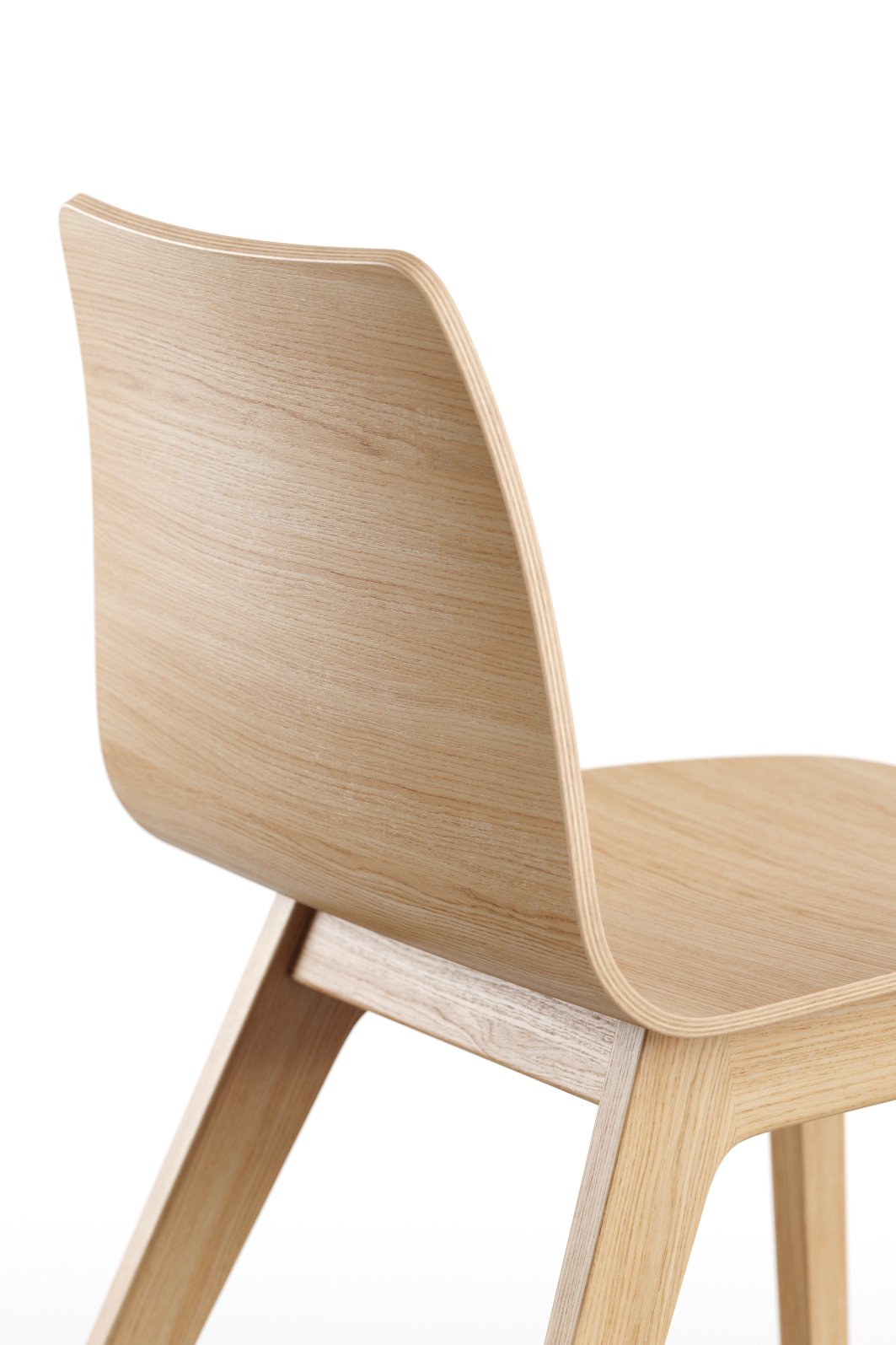 Detailaufnahme des Morph Plus Holzstuhls von Zeitraum, der die natürliche Holzmaserung und das minimalistische Design zeigt.
