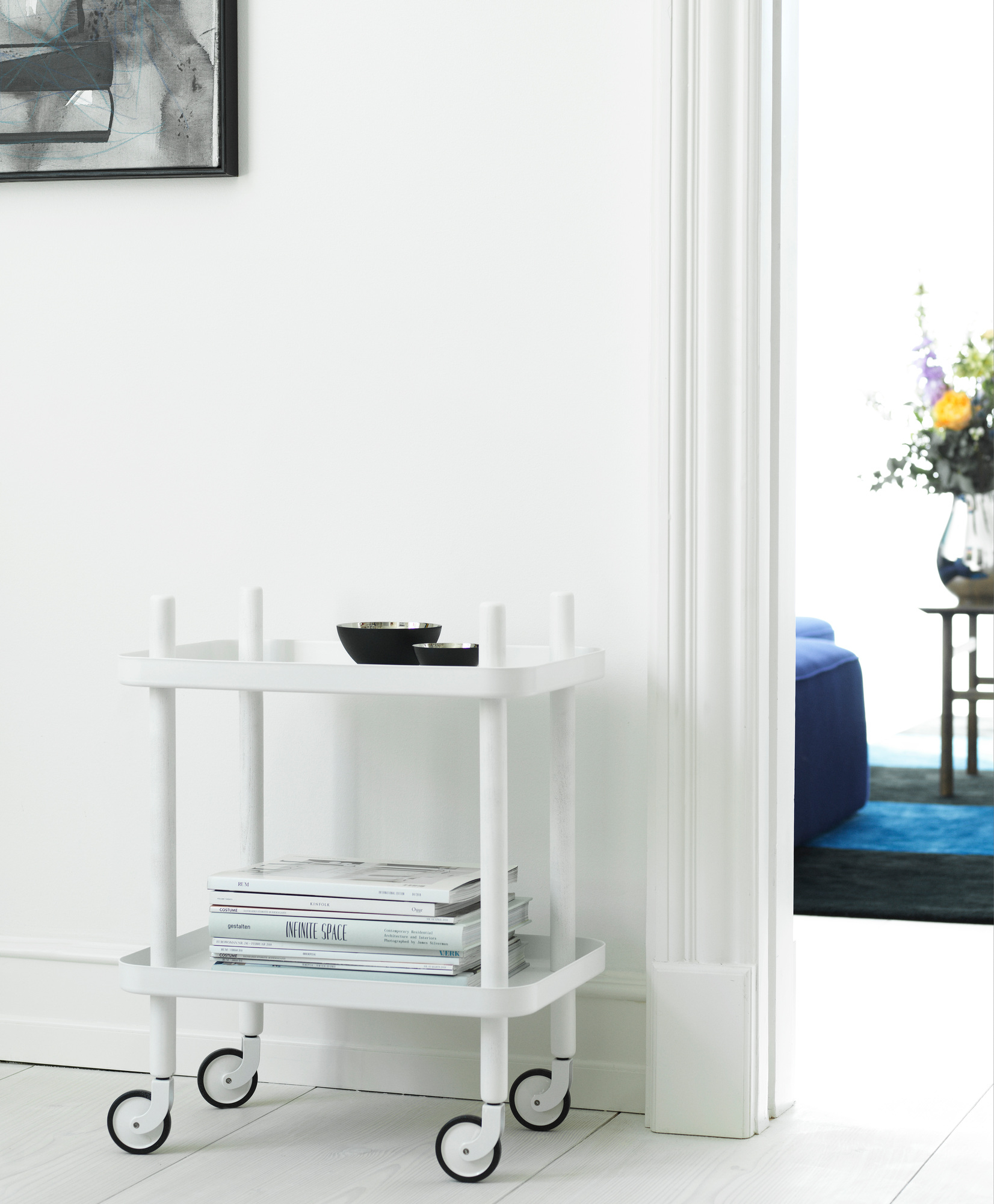 Weißer Block Table Servierwagen von Normann Copenhagen mit zwei Ebenen und Rollen.