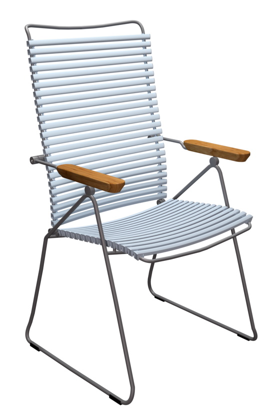 Click Position Chair von Houe: Moderner Outdoor Sessel mit Latten und Armlehnen aus Holz.