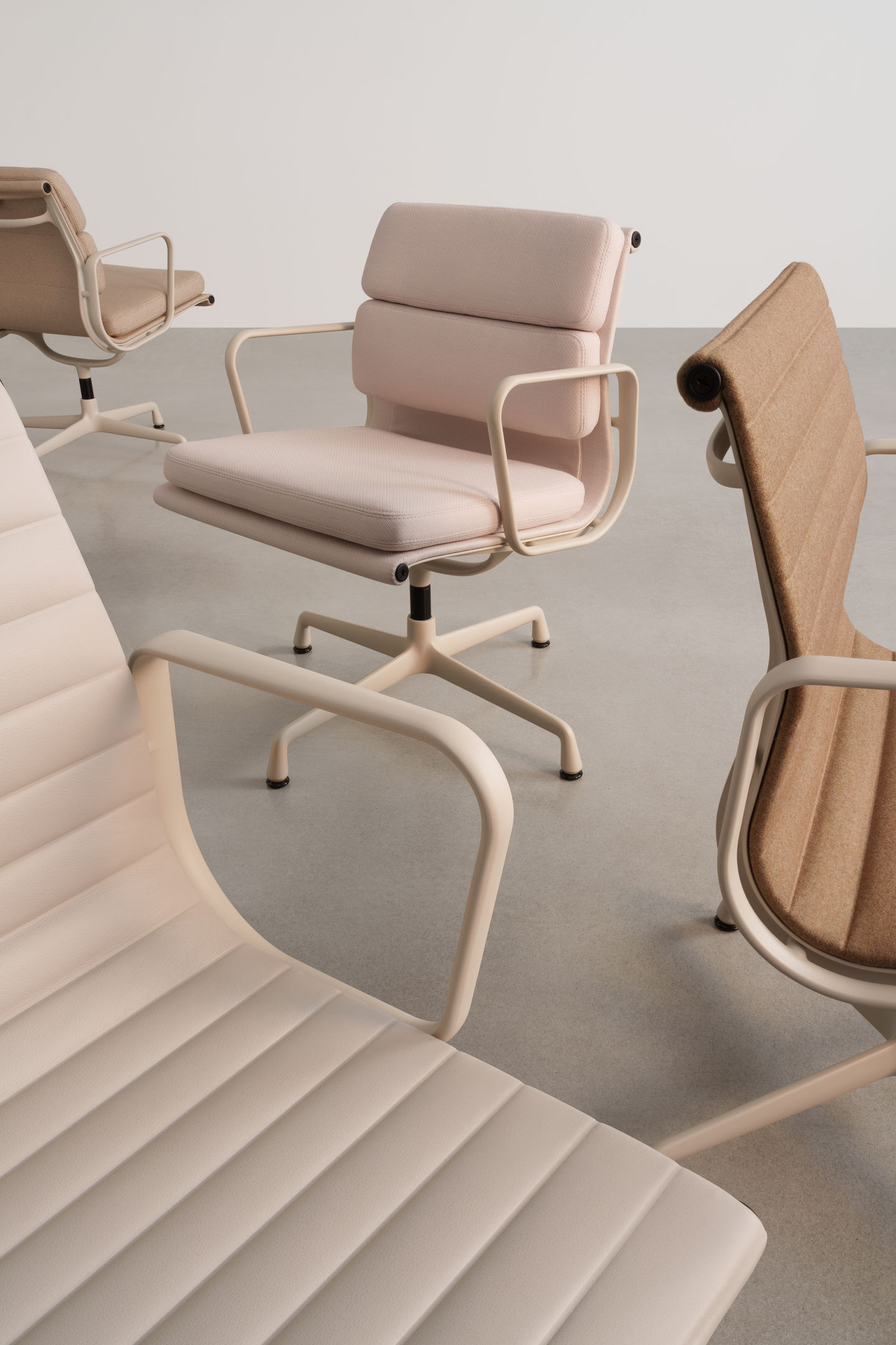 Vitra EA 207 Soft Pad Chair in Beige und Rosa, Bürostuhl mit Armlehnen und Drehfuß.