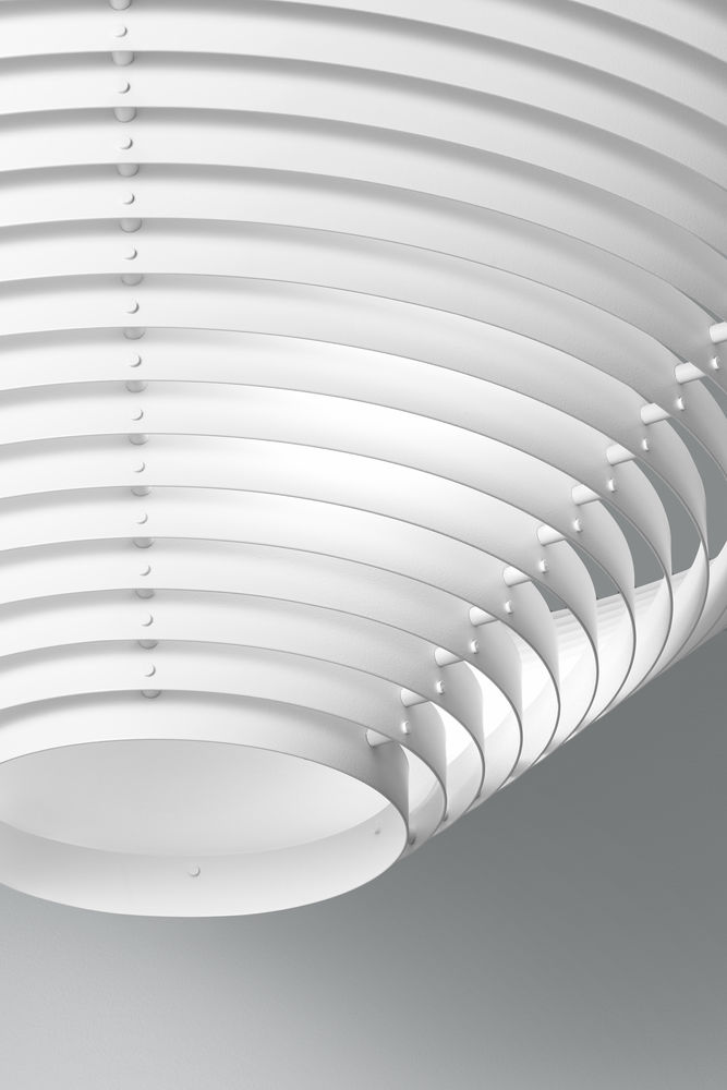 Detailaufnahme der weißen Artek Deckenleuchte A622B mit Lamellen Design. Moderne Pendelleuchte für Wohnraum und Büro.