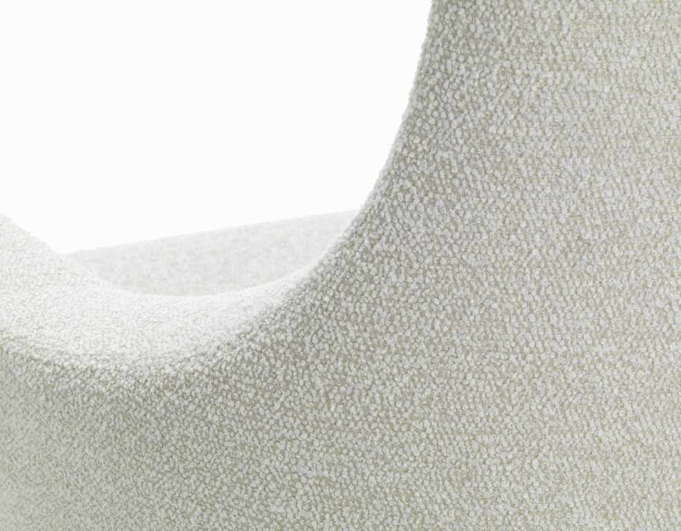 Detailaufnahme des Grand Repos Sessels von Vitra in Elfenbein/Perle, Bezug Nubia, Textur Nahaufnahme.