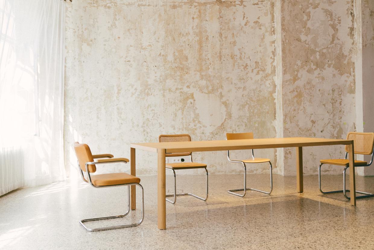 Heller 1140 Thonet Esstisch aus Holz mit vier passenden Stühlen im minimalistischen Design.