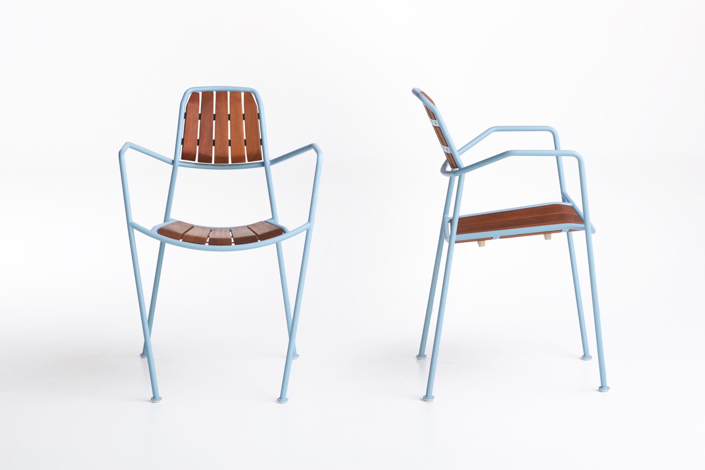 Osmo Outdoor Stuhl Teak Prostoria, hellblaues Metallgestell mit Teakholz Sitzfläche und Rückenlehne, Front- und Seitenansicht.