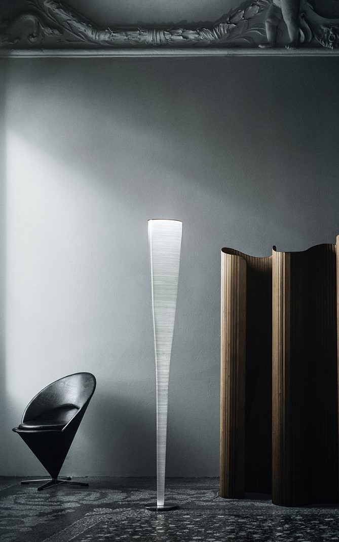 Moderne Stehlampe aus transparentem Material, schlankes Design für Wohnzimmer und Schlafzimmer. Elegante Innenbeleuchtung.