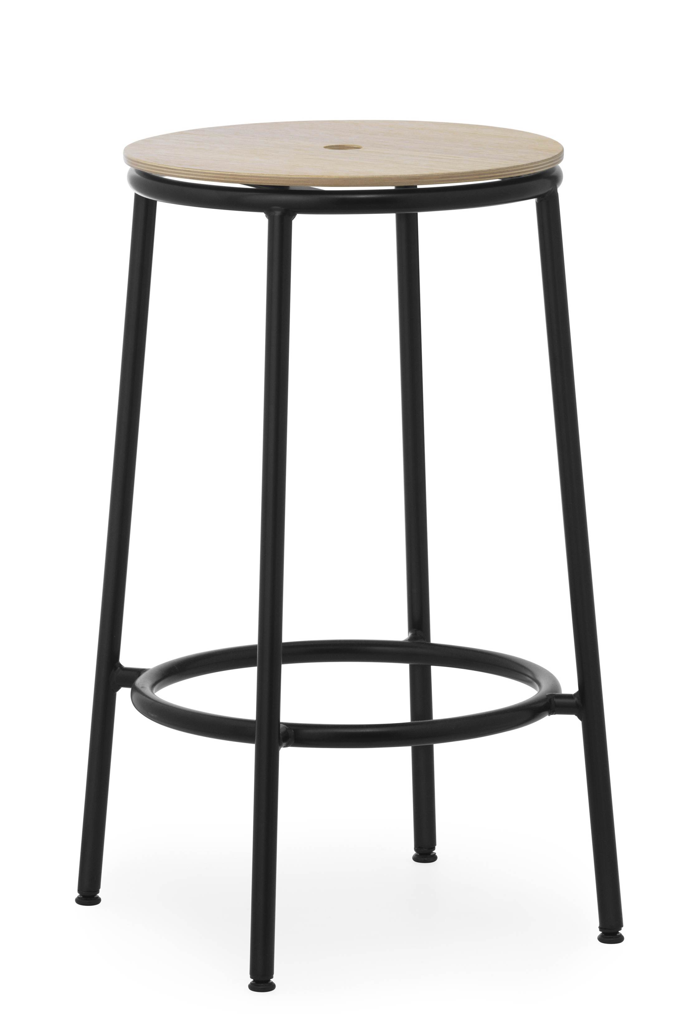 Circa Barhocker H 65 cm von Normann Copenhagen mit Sitzfläche aus Holz und schwarzem Metallgestell.