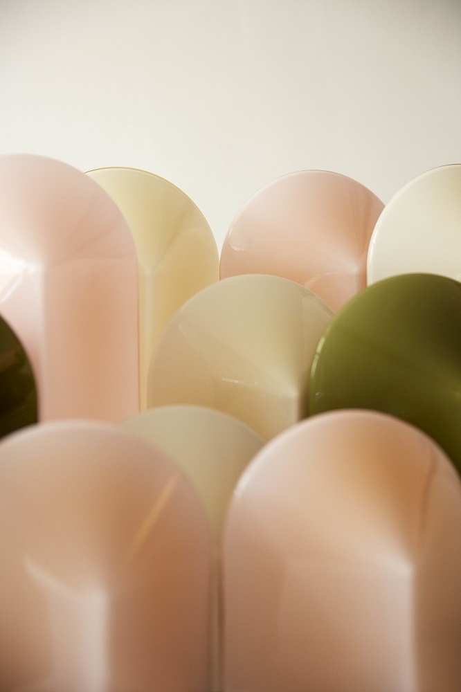 Detailaufnahme der Hay Parade Table Lamp Tischleuchte in Shell Weiß, modernes Design.