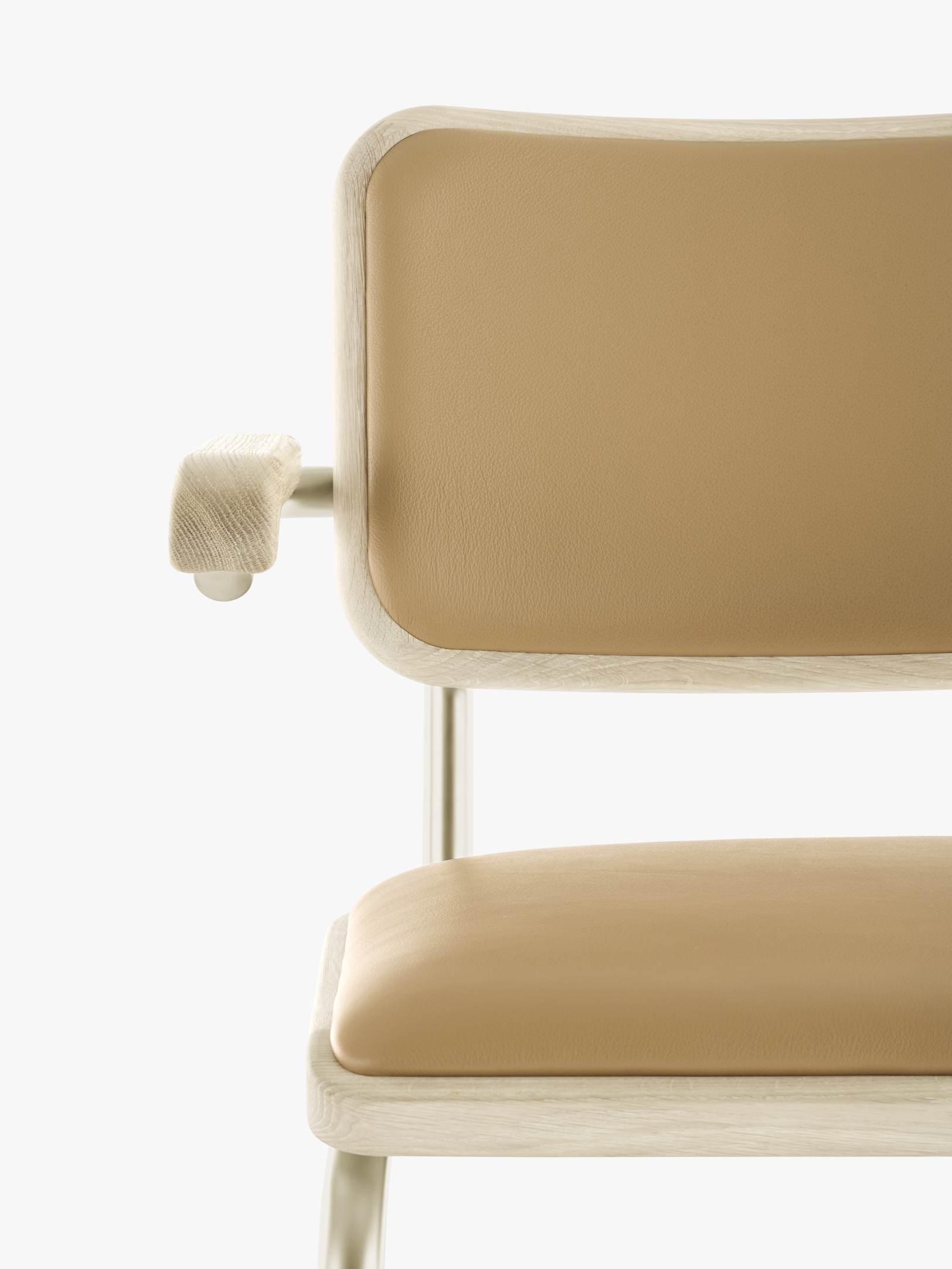 Detailaufnahme des Thonet S 64 P Freischwingers von Jil Sander mit hellem Holzrahmen und Lederbezug.