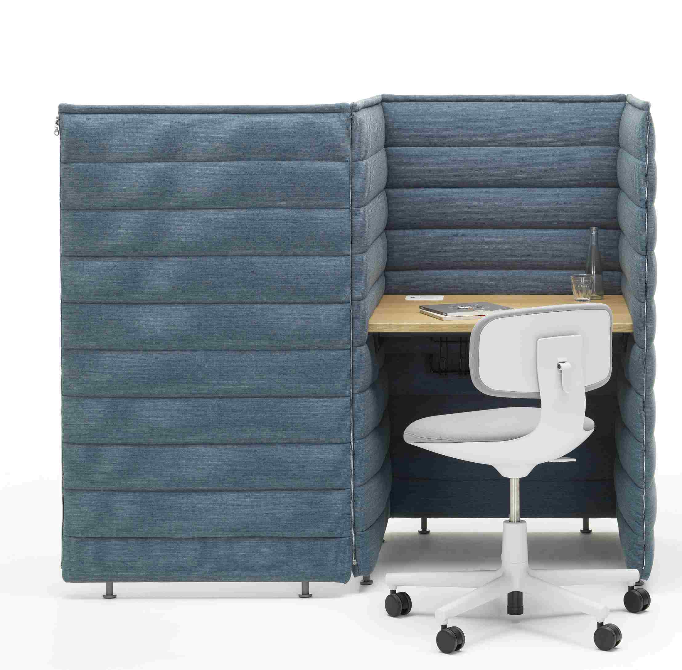 Vitra Alcove Plus Desk Small Schreibtisch mit blauer Stoffverkleidung und Bürostuhl auf weißem Hintergrund.
