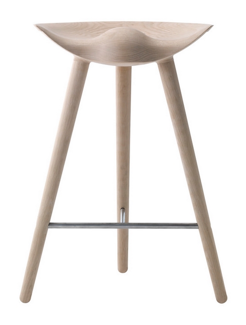 ML42 Thekenhocker Audo aus hellem Holz mit drei Beinen und Fußstütze aus Metall.