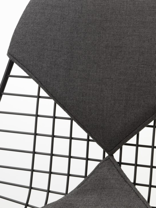 Detailaufnahme des Vitra Wire Chair Bikini Outdoor mit grauen Sitzkissen und schwarzem Drahtgestell.