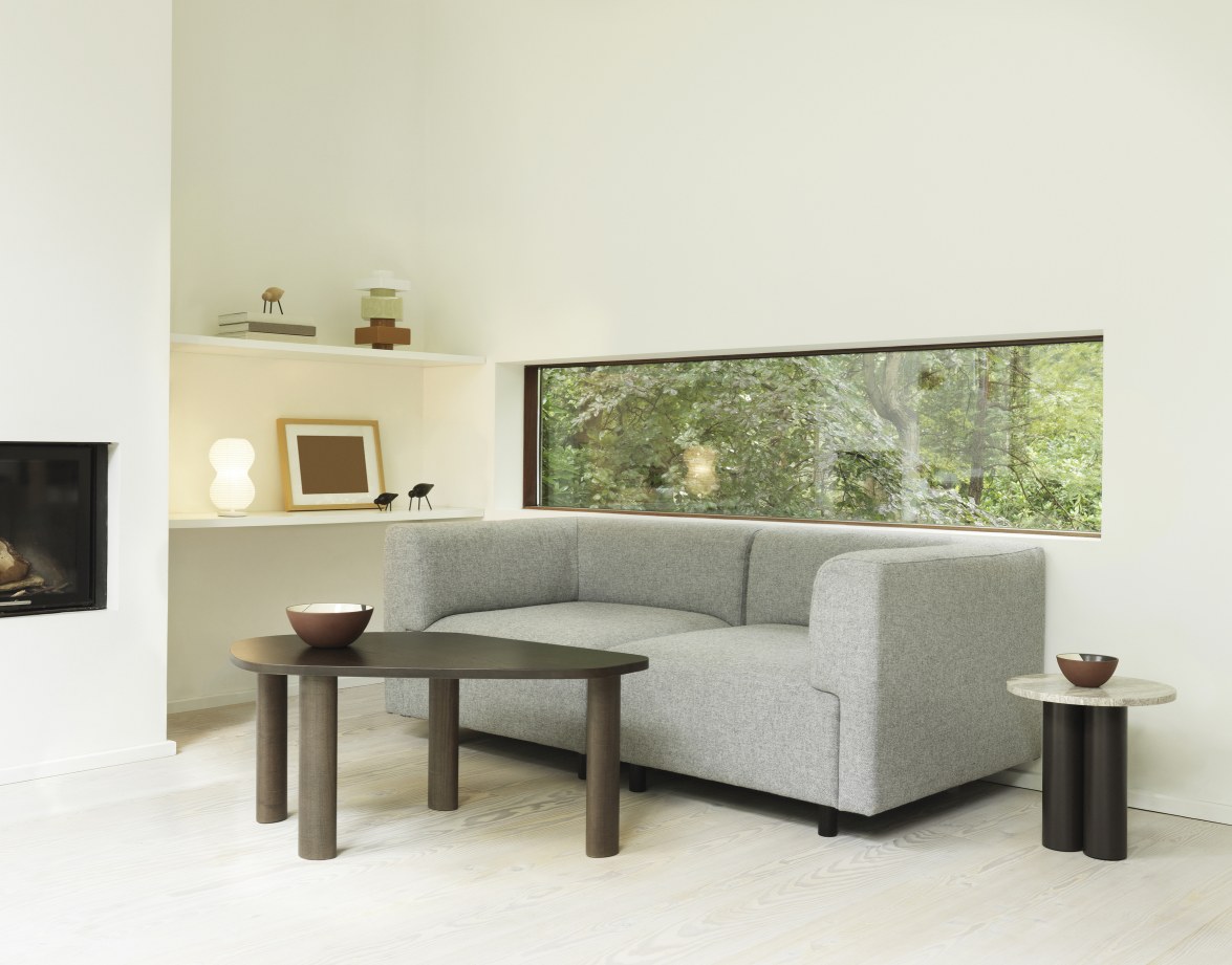 Moderner Wohnraum mit grauem Sofa, Fensterblick und Dit Coffee Table Beistelltischen von Normann Copenhagen.