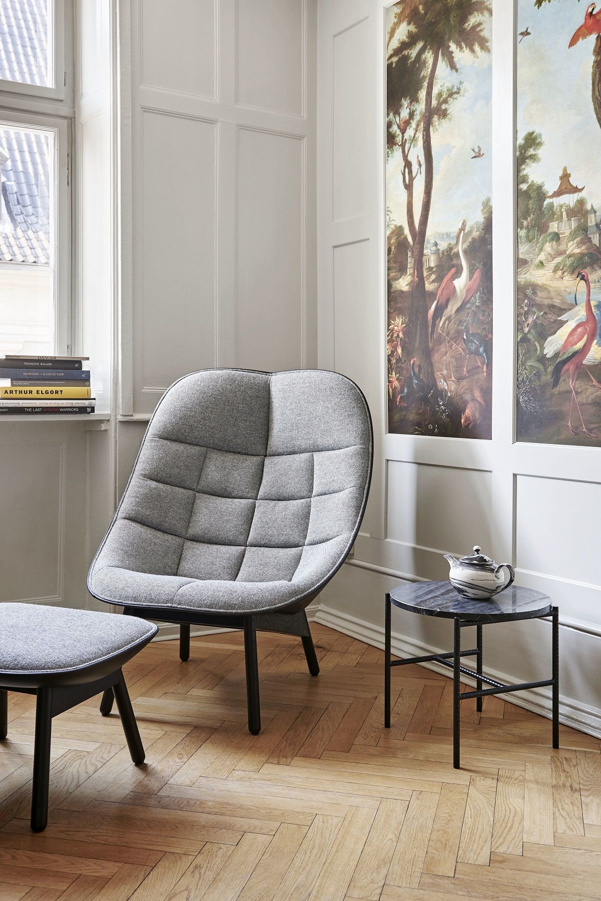 Grauer Uchiwa Sessel mit passendem Ottoman Hocker von Hay in stilvollem Interieur.