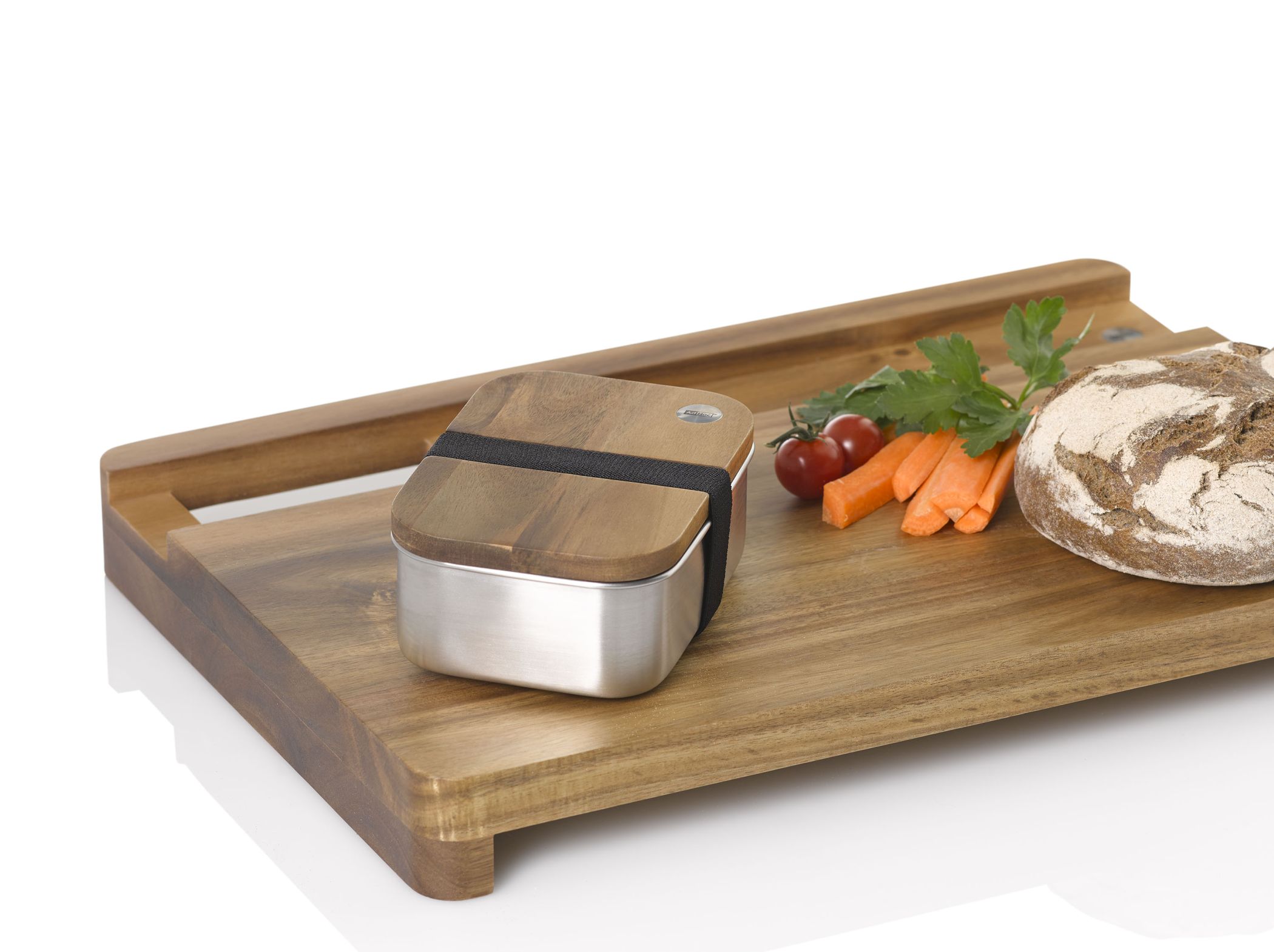 AdHoc Cotto Schneidbrett mit Lunchbox, Brot, Karotten und Tomaten auf Holzbrett.
