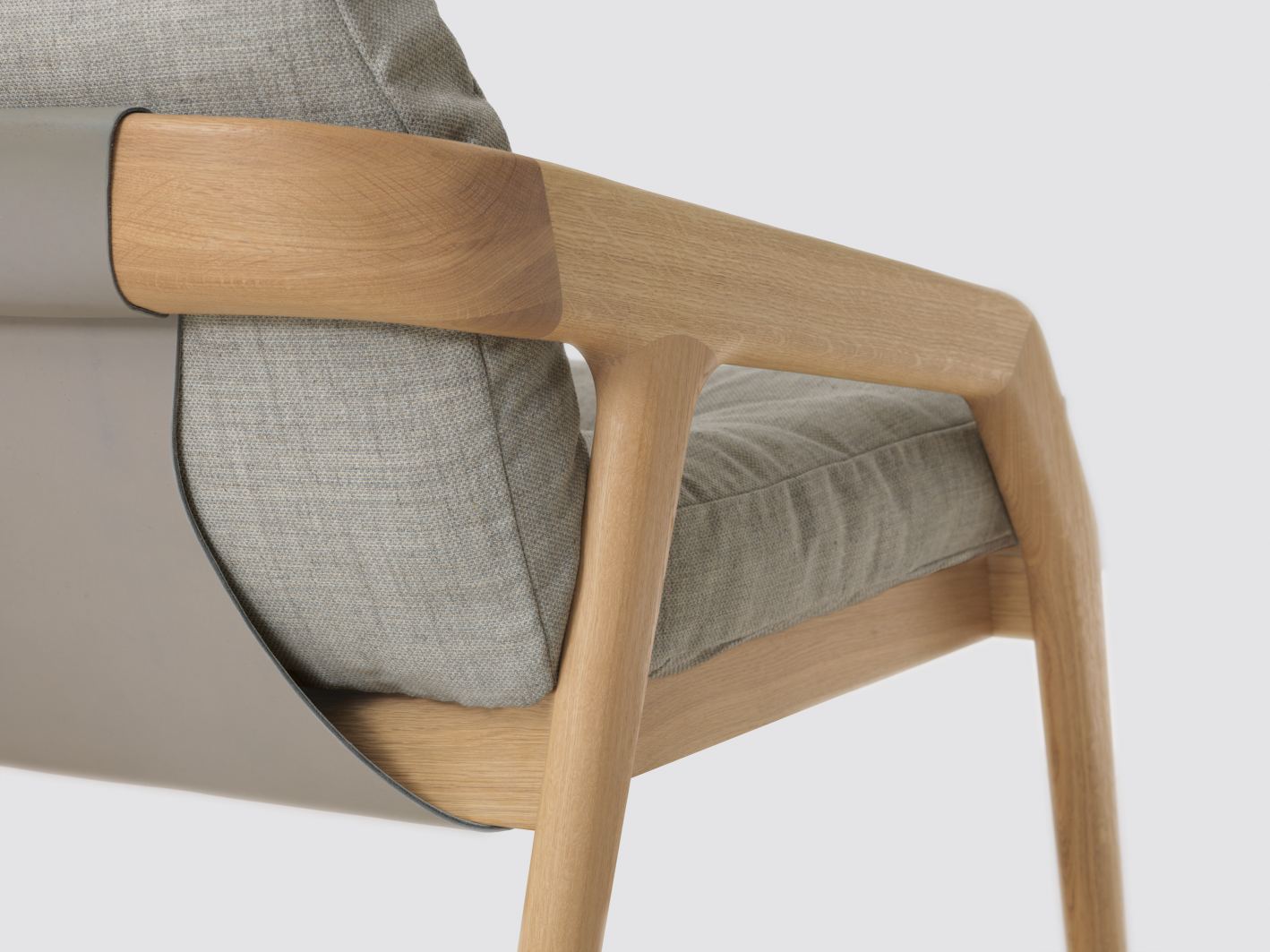 Detailaufnahme des Friday 2 Sofas von Zeitraum mit hellgrauem Stoffbezug und hellem Holzrahmen.