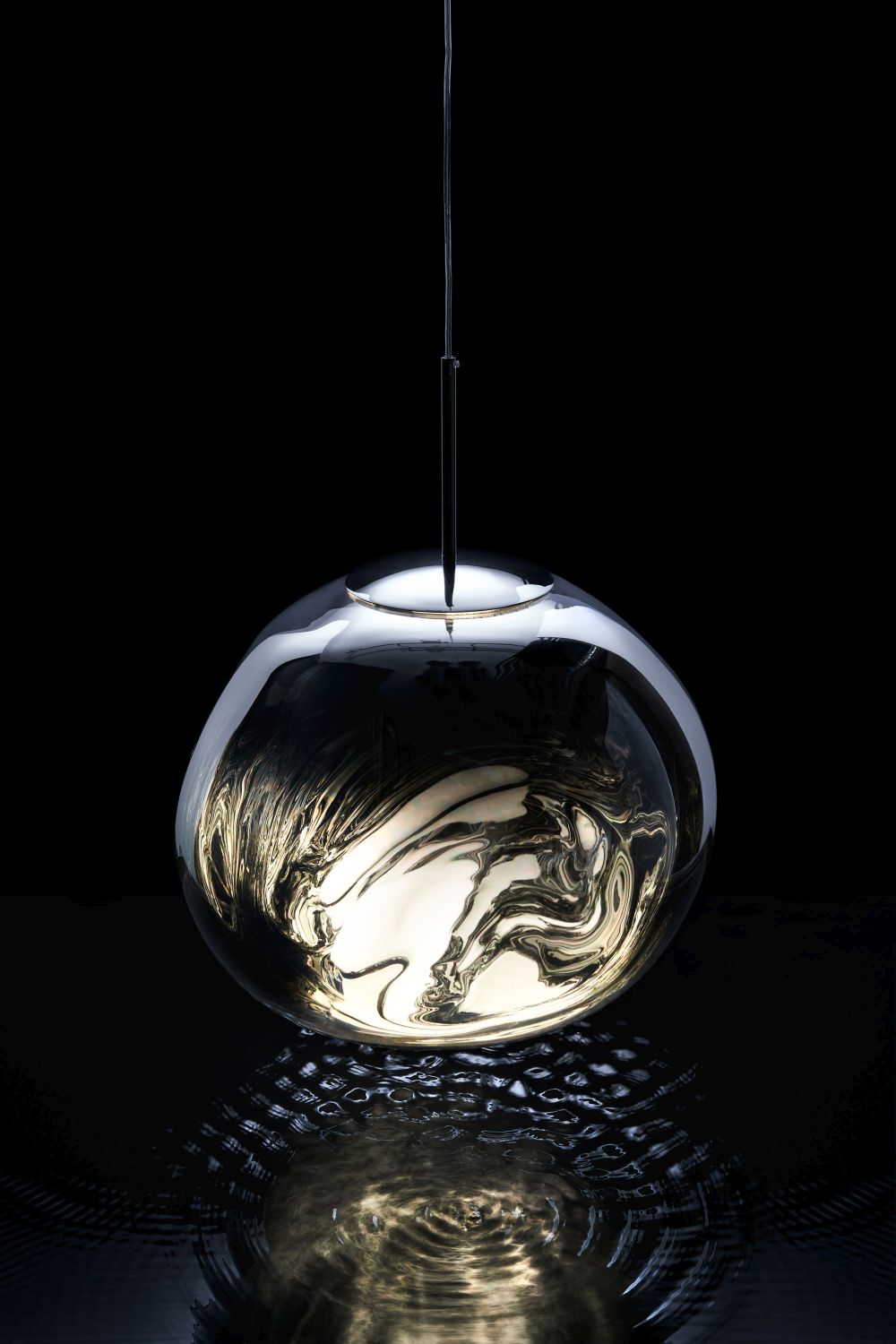 Nahaufnahme der modernen Tom Dixon Melt LED Pendelleuchte in Chrom mit Spiegelung.