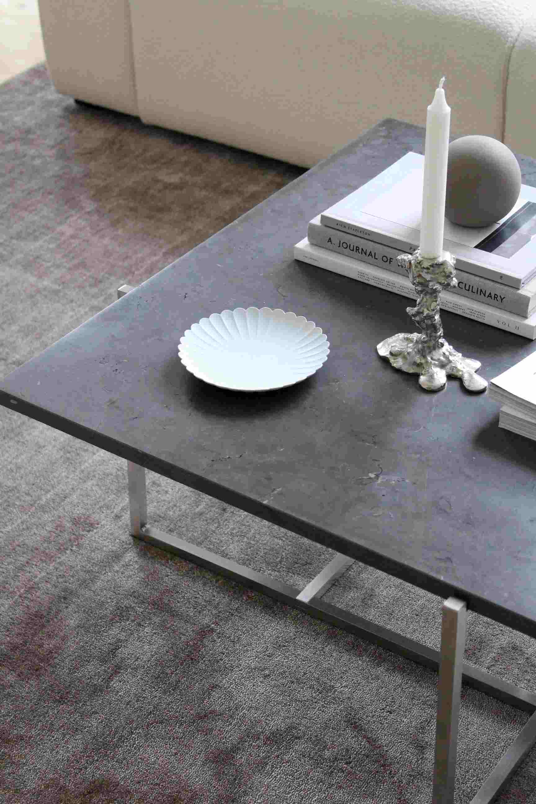 Detailaufnahme des grauen Woud Tint Rug Teppichs (170x240 cm) unter einem Couchtisch im Wohnzimmer.