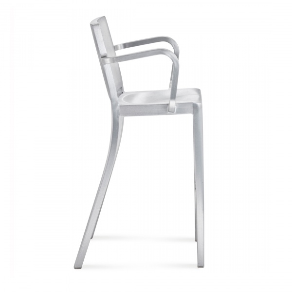 Hudson Barhocker von Emeco, Seitenansicht. Moderner, silberfarbener Metallhocker mit Armlehnen für die Bar.