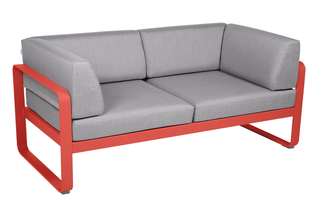 Bellevie 2-Sitzer Outdoor Sofa von Fermob mit rotem Rahmen und grauen Polstern für Garten und Terrasse.