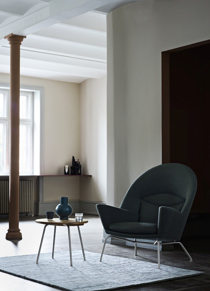 CH468 Oculus Chair Sessel von Carl Hansen & Søn in grauem Stoff mit Beistelltisch.