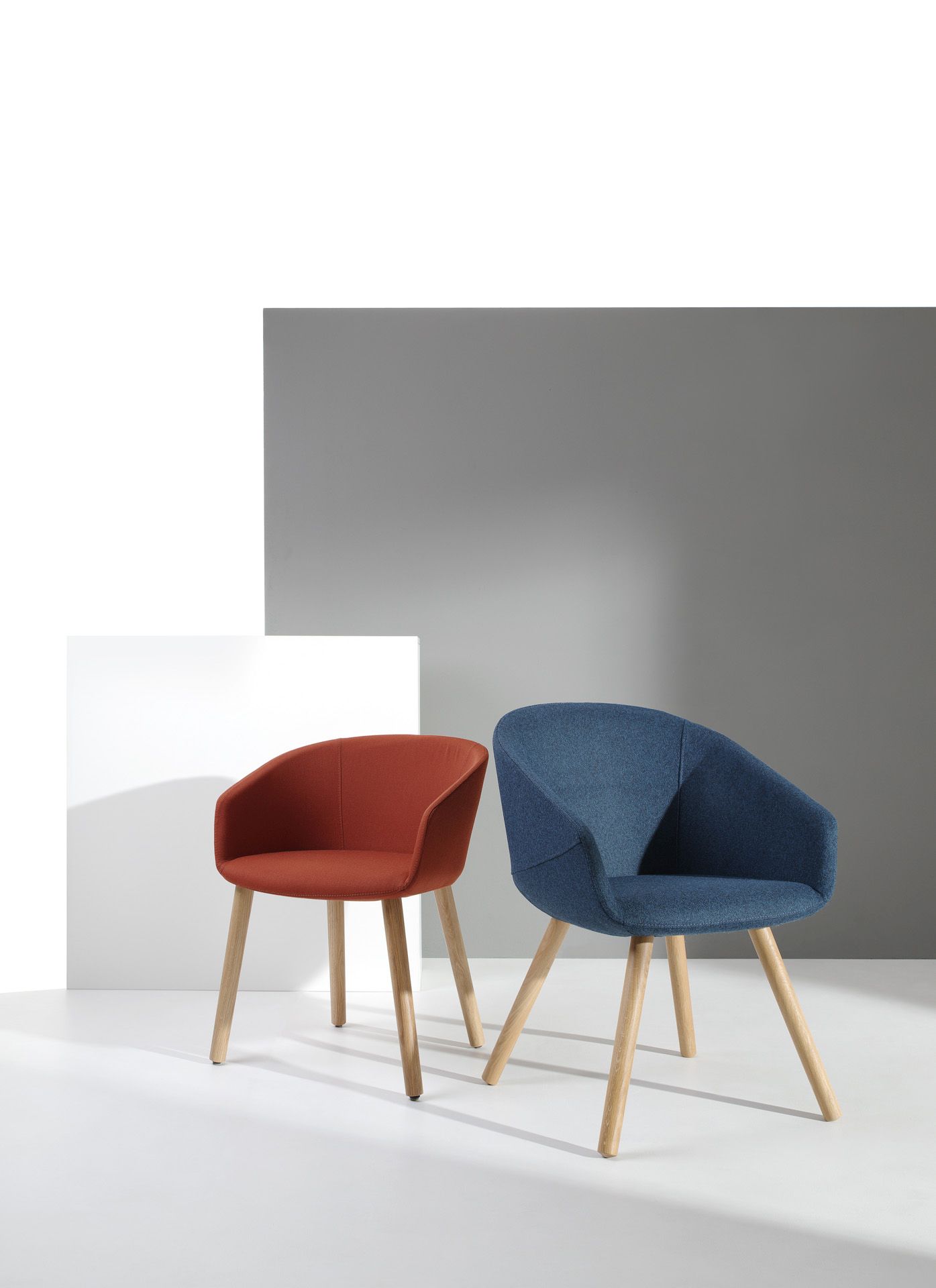 ox:co OX W 740 Konferenzsessel Bejot in Blau und Orange mit Holzbeinen, moderne Bürostühle.