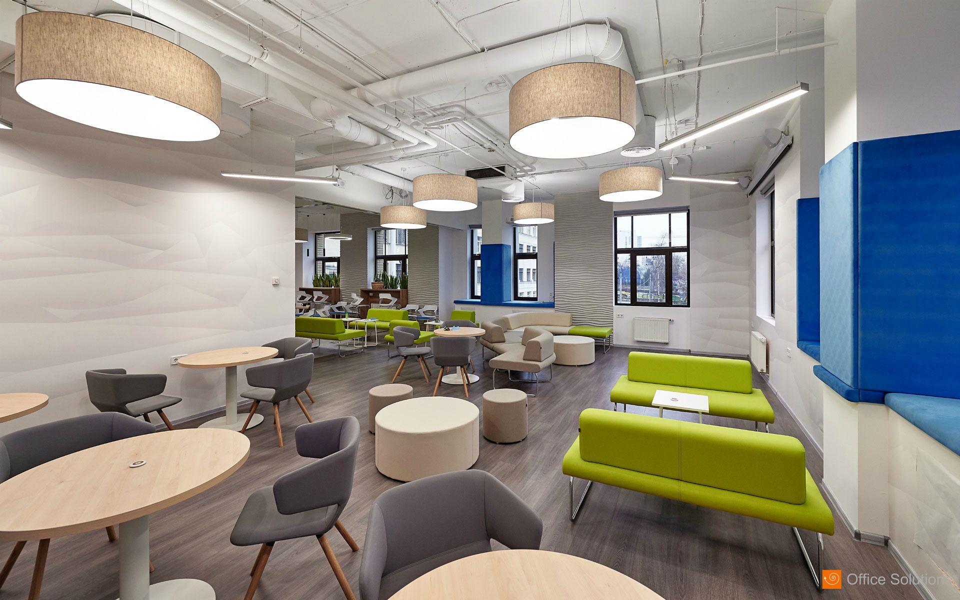 Helles Büro mit Sitzgruppen, point POP R 450 Pouf Sitzhockern, Sofas und Tischen für moderne Arbeitsbereiche.