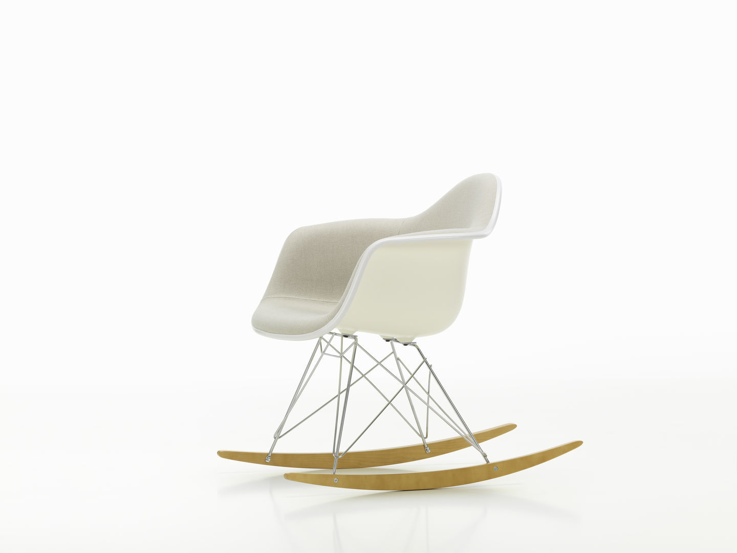 Vitra Eames RAR Schaukelstuhl, vollgepolstert, mit weißer Sitzschale, Chromgestell und hellen Holzkuven.