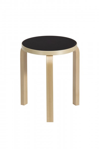 Artek Hocker 60 mit schwarzer Sitzfläche und drei hellen, hölzernen Beinen. Designhocker für Wohnen.