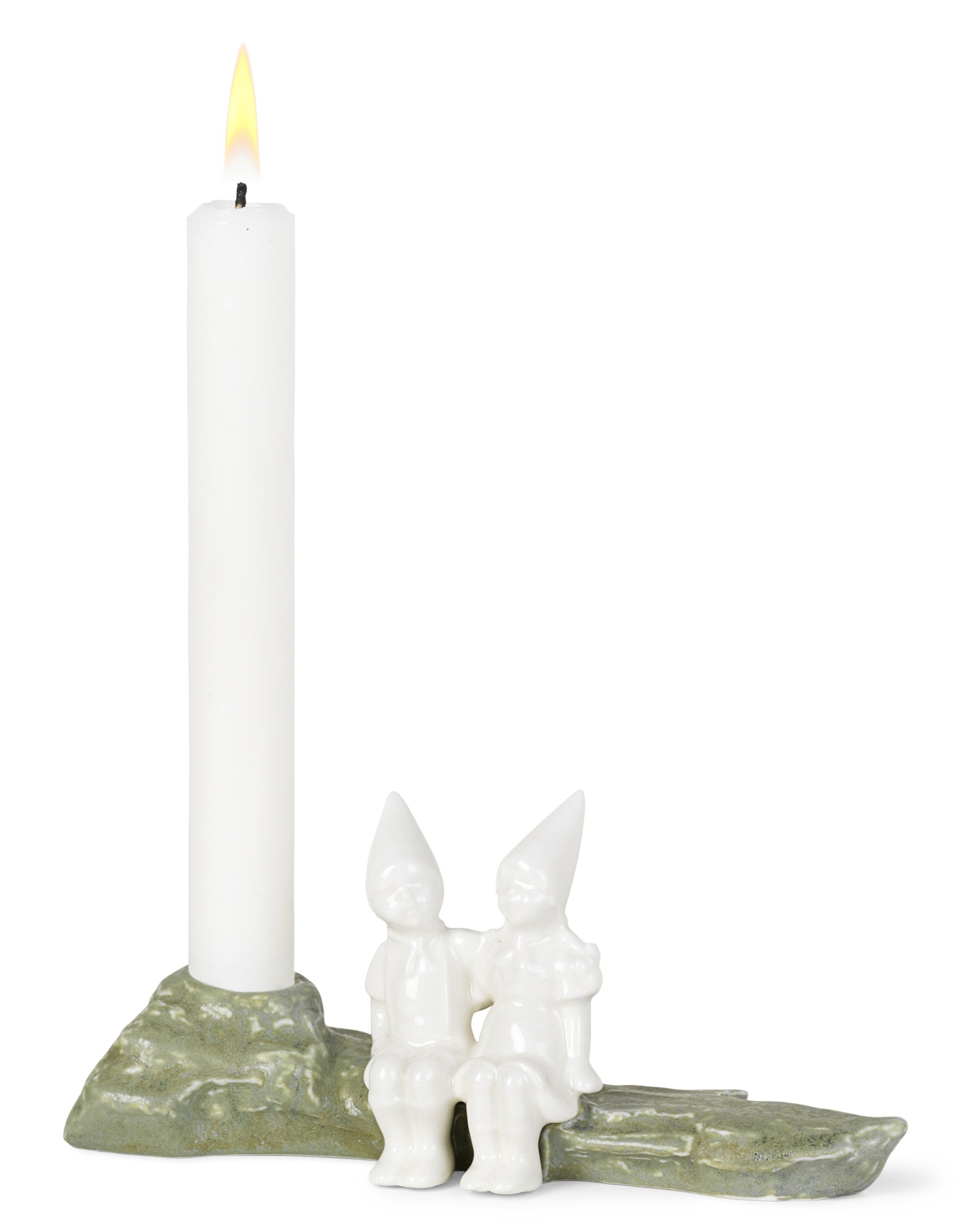 Kerzenständer mit brennender Kerze und zwei kleinen, weißen Figuren. Julekram Kerzenhalter von Kähler.