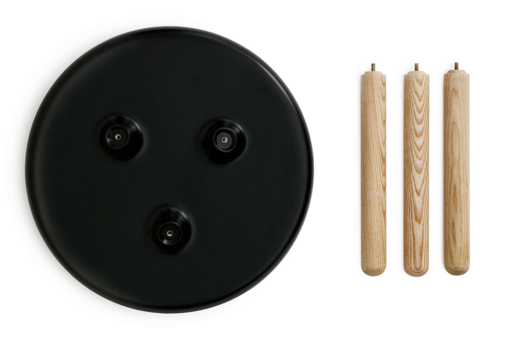 Schwarze Tischplatte und Holzbeine des Tablo Couchtischs von Normann Copenhagen.