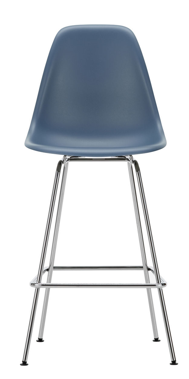Blauer Eames Plastic Bar Stool von Vitra mit verchromtem Stahlgestell, Ansicht von vorne.