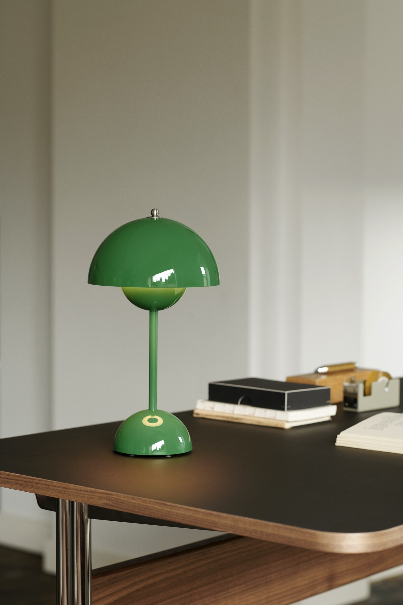 Grüne Flowerpot VP9 Akkuleuchte von AndTradition auf einem Schreibtisch, modernes Design.