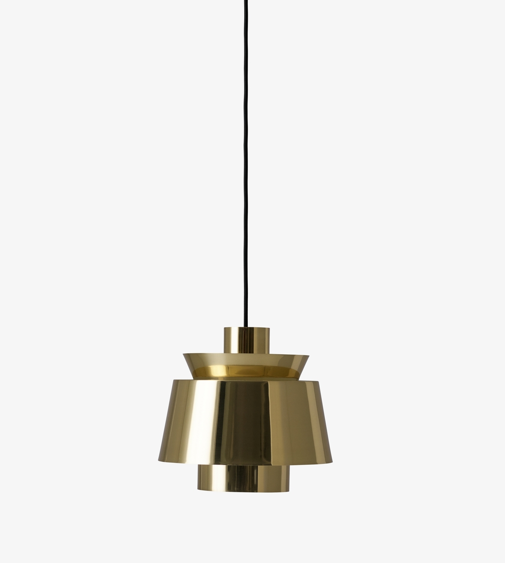 Nahaufnahme der goldenen Utzon Pendelleuchte von AndTradition, eine moderne Hängelampe für stilvolle Innenräume.