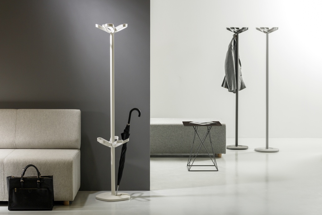 Flower Plus Garderobe von Cascando mit Schirmständer in Weiß und Schwarz, modernes Design für Büro und Zuhause.