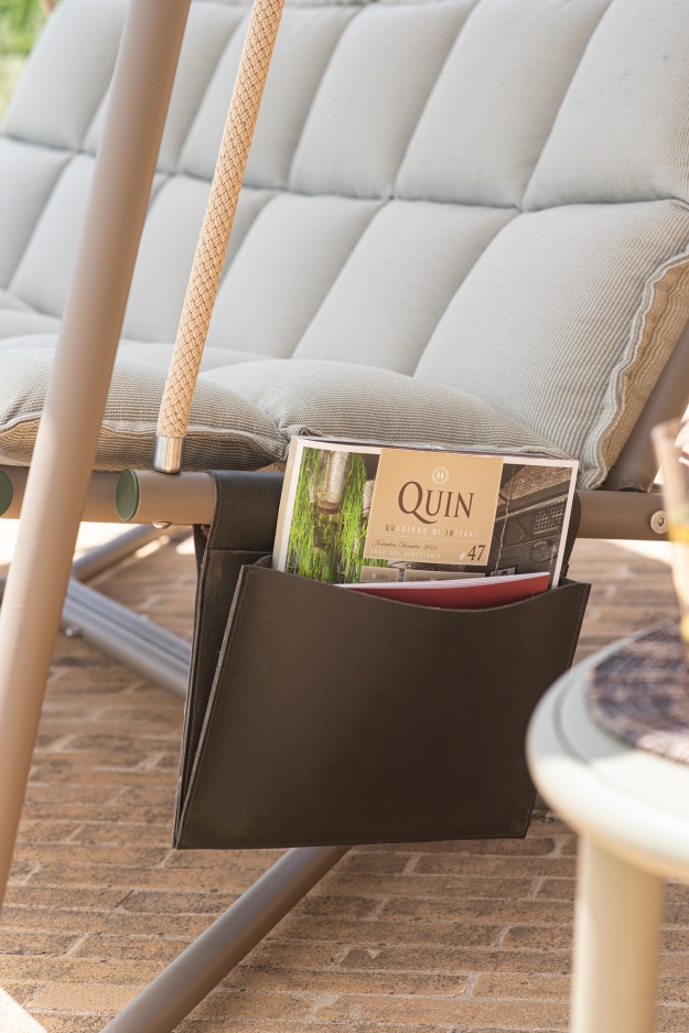 Detailansicht Emu Reel Schaukelsofa Outdoor mit Magazinhalter und Zeitschriften. Bequeme Gartenmöbel für entspannte Stunden.