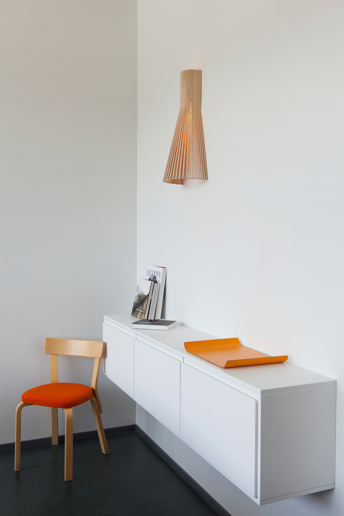 Secto Design 4230 LED Wandleuchte aus Holz an weißer Wand, minimalistisches Interieur.