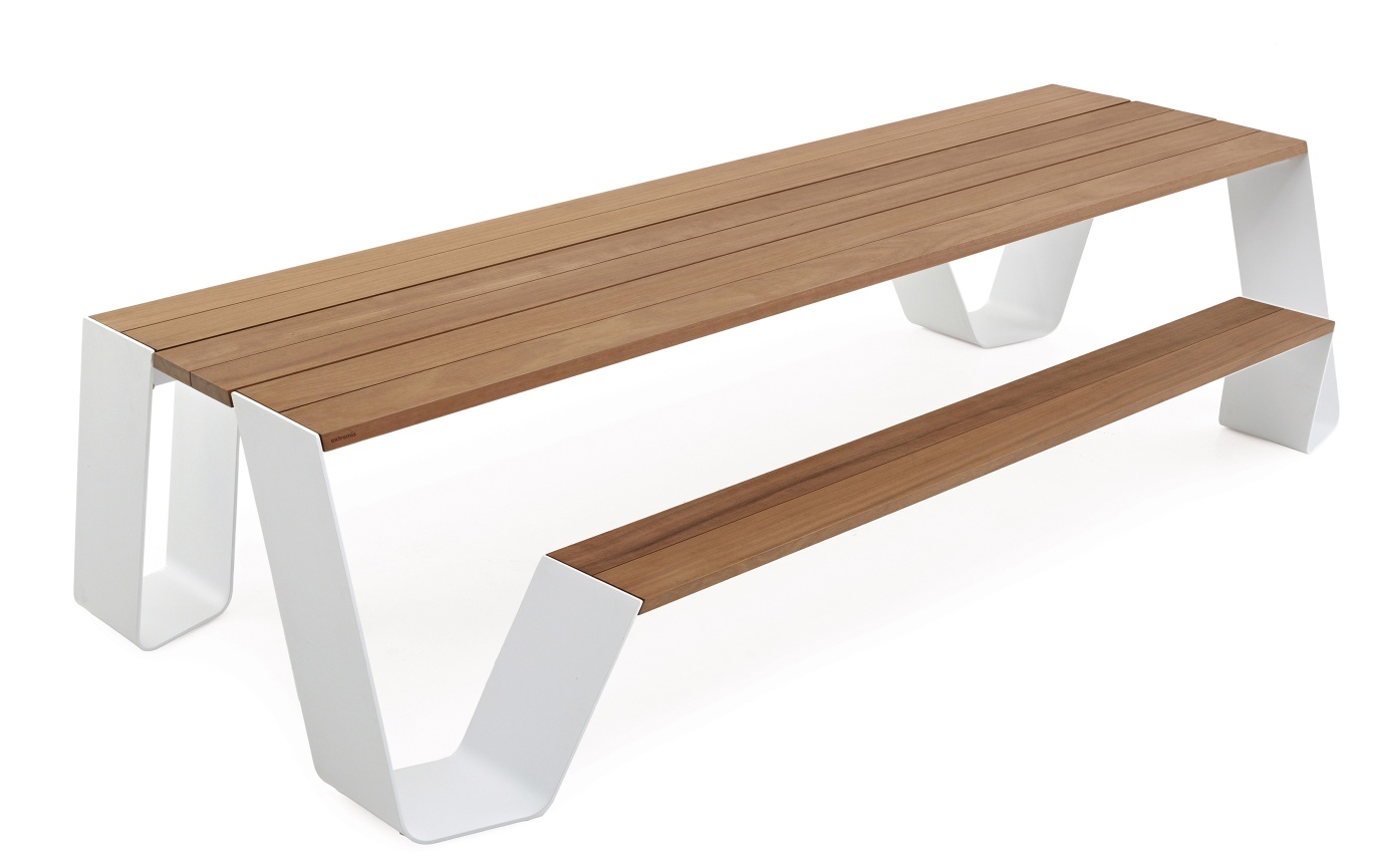 Hopper Picknickbank von Extremis für den Außenbereich: Tisch und Bänke aus Holz und weißem Metall.