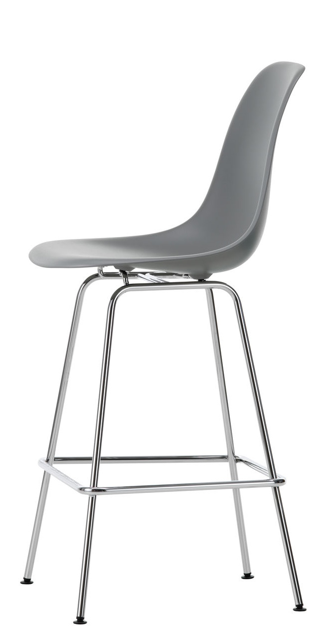 Grauer Eames Plastic Bar Stool von Vitra mit verchromtem Gestell, seitliche Ansicht. Moderner Barhocker für Küche und Bar.