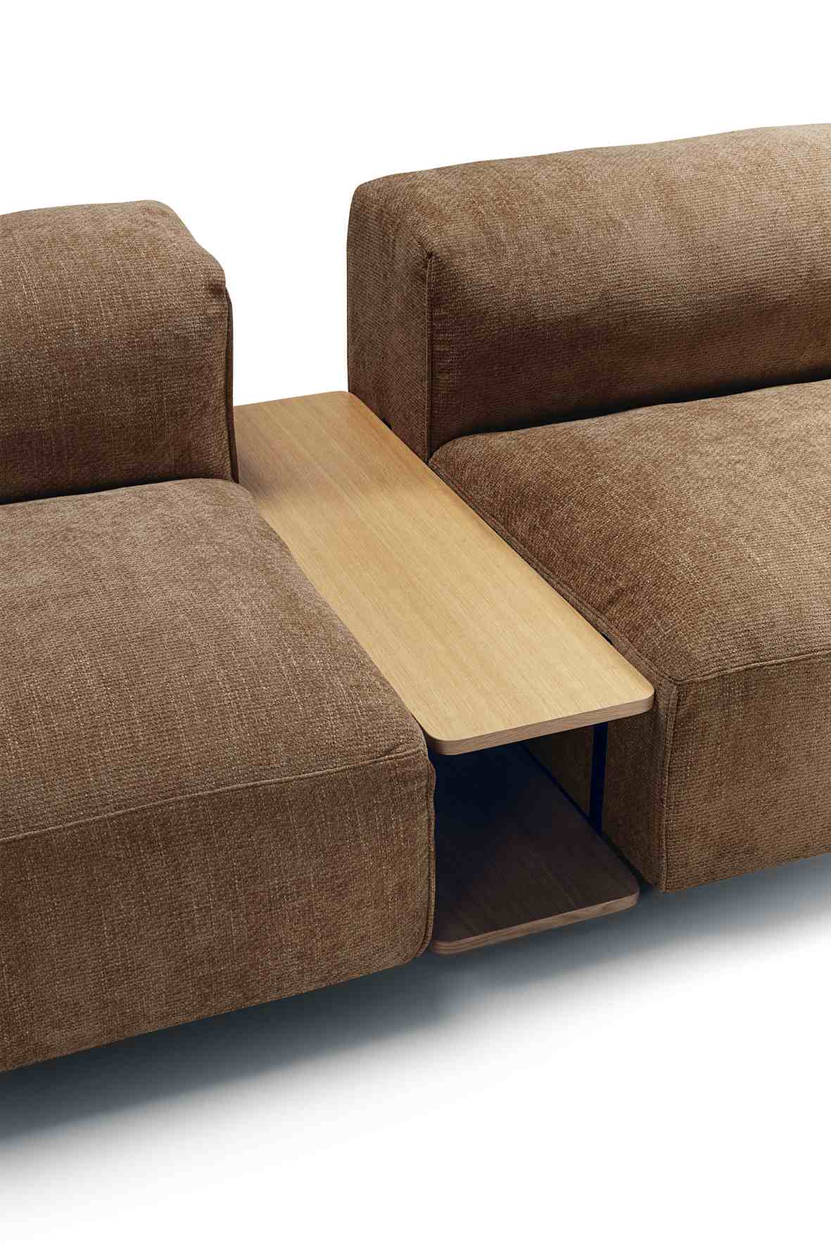 Detailaufnahme des Seatlife Sofas im Hausmodell Design mit braunem Stoffbezug und Holzelement.