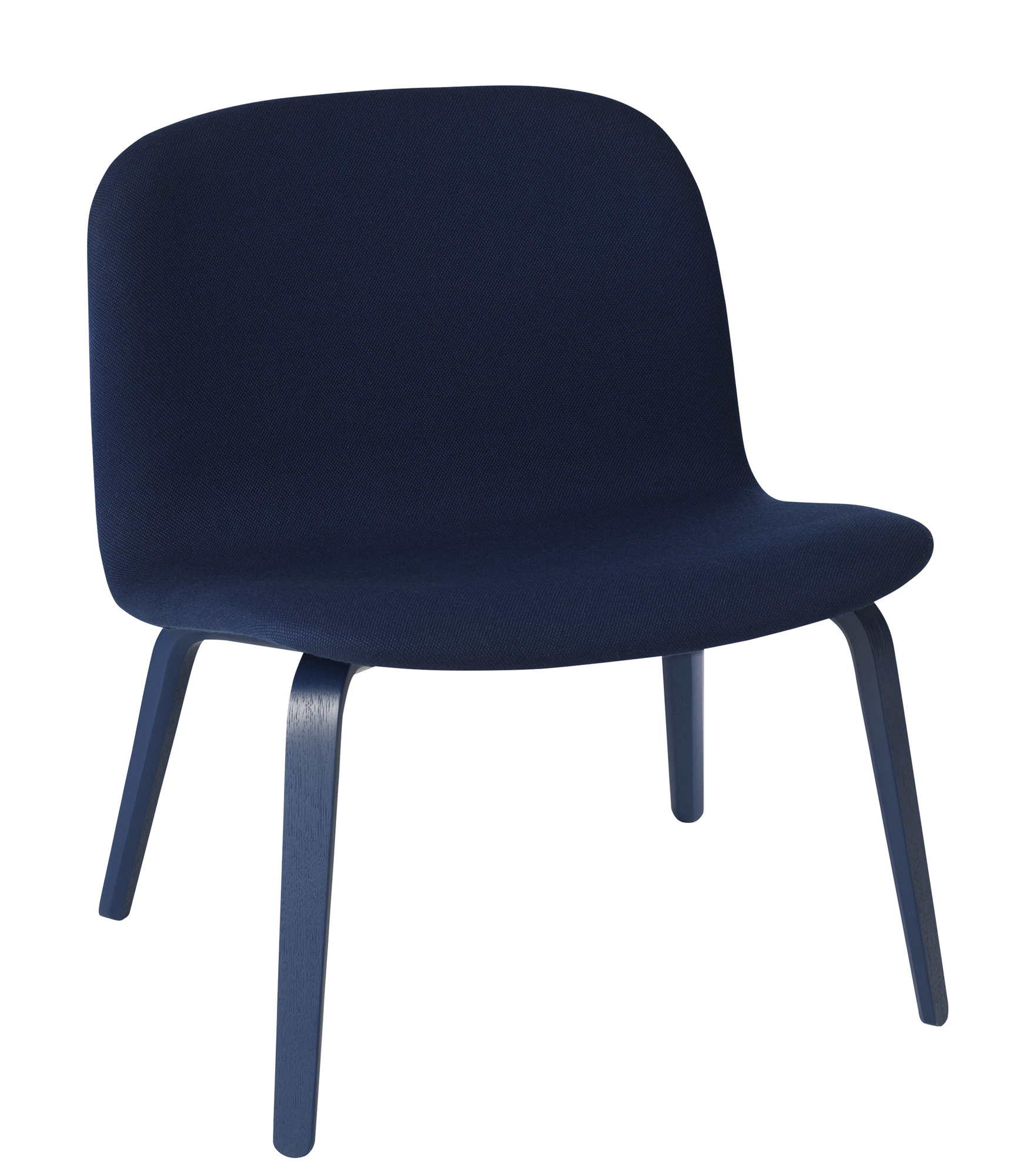 Blauer Muuto Visu Lounge Chair Stuhl mit Stoffbezug und Holzbeinen, moderne Sitzmöbel für Wohnzimmer.