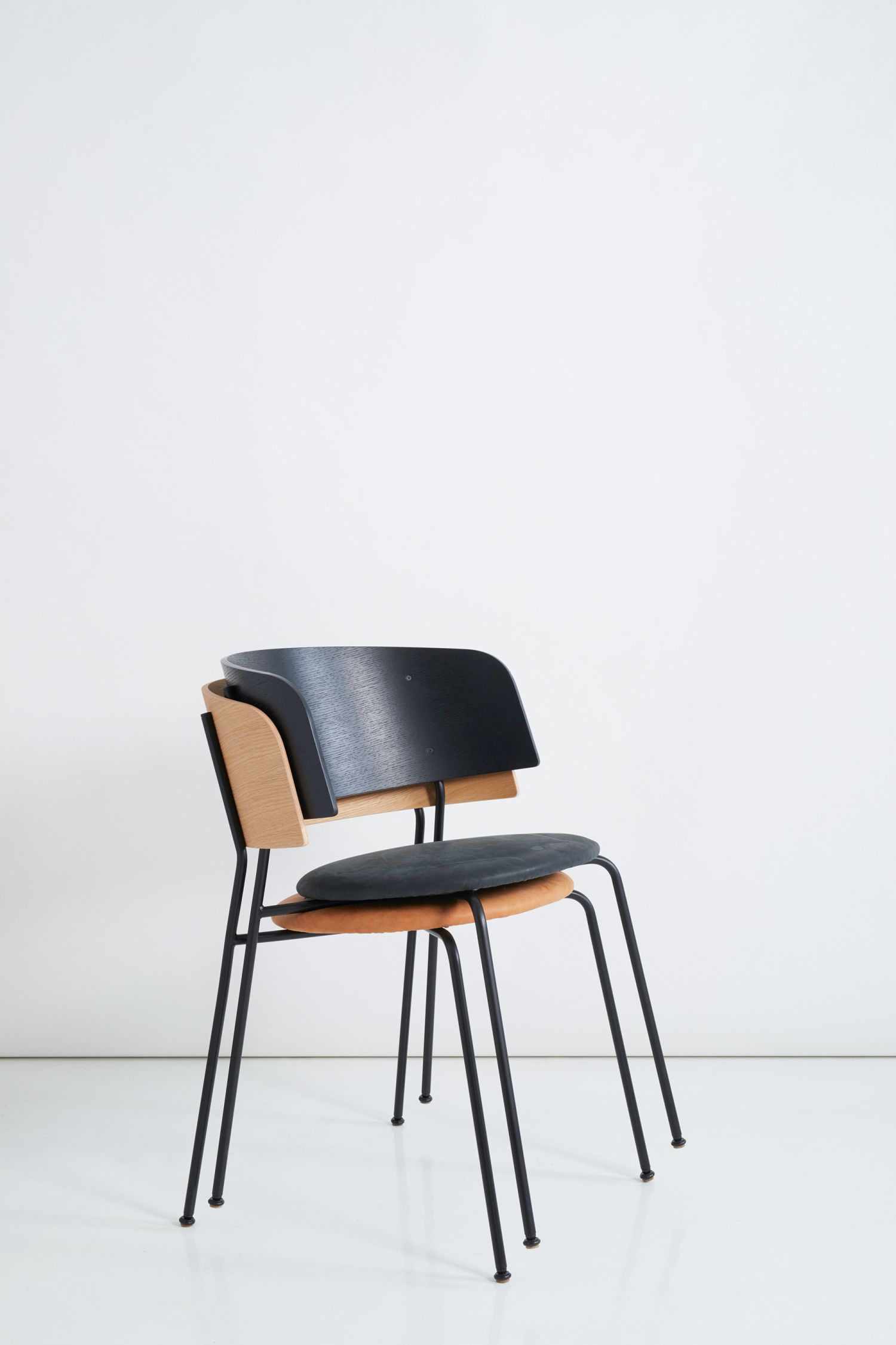 WAGNER fauteuil met zwart frame OUT