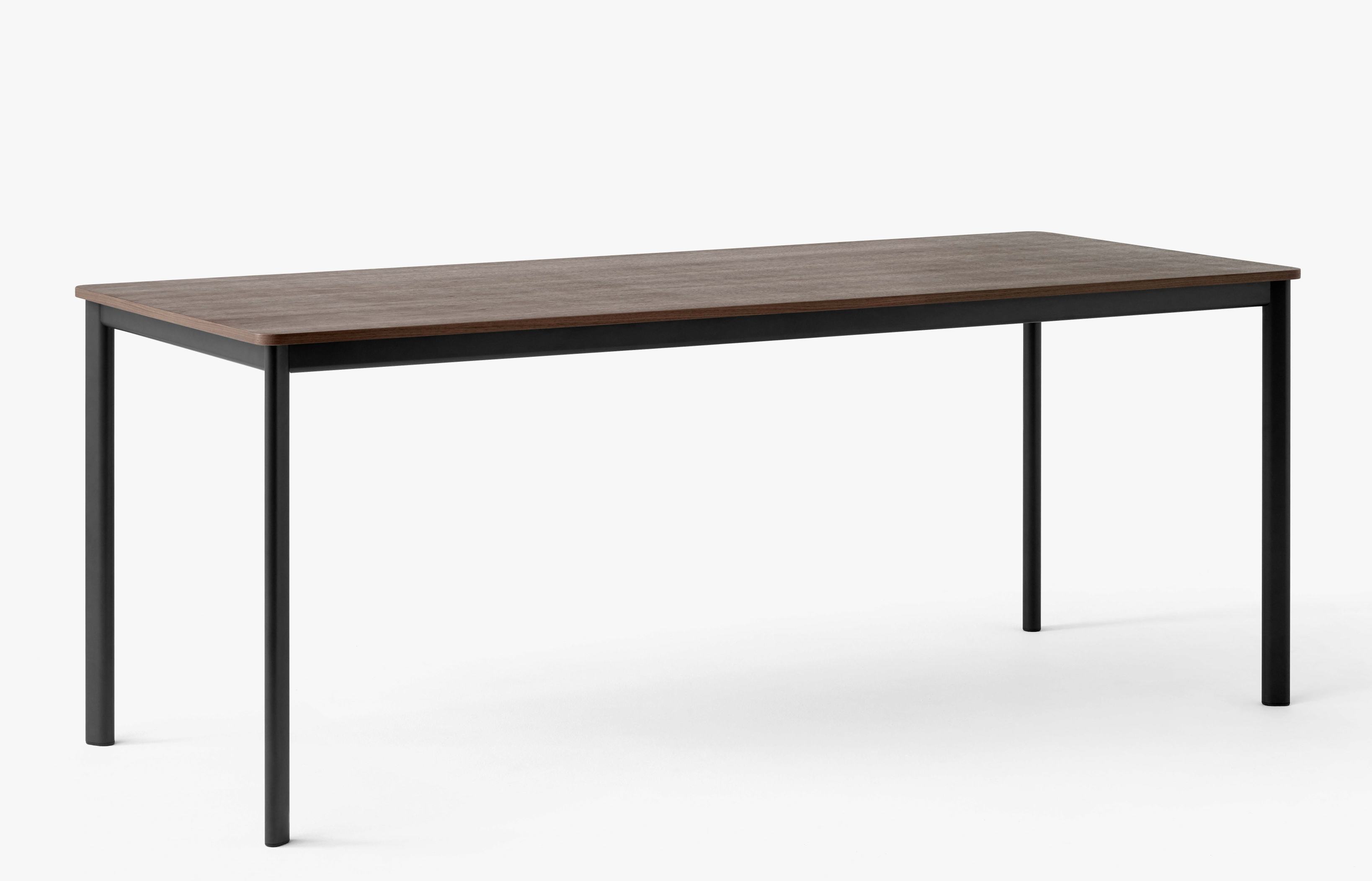 AndTradition Drip Table HW58 mit brauner Tischplatte und schwarzem Metallgestell auf weißem Hintergrund.