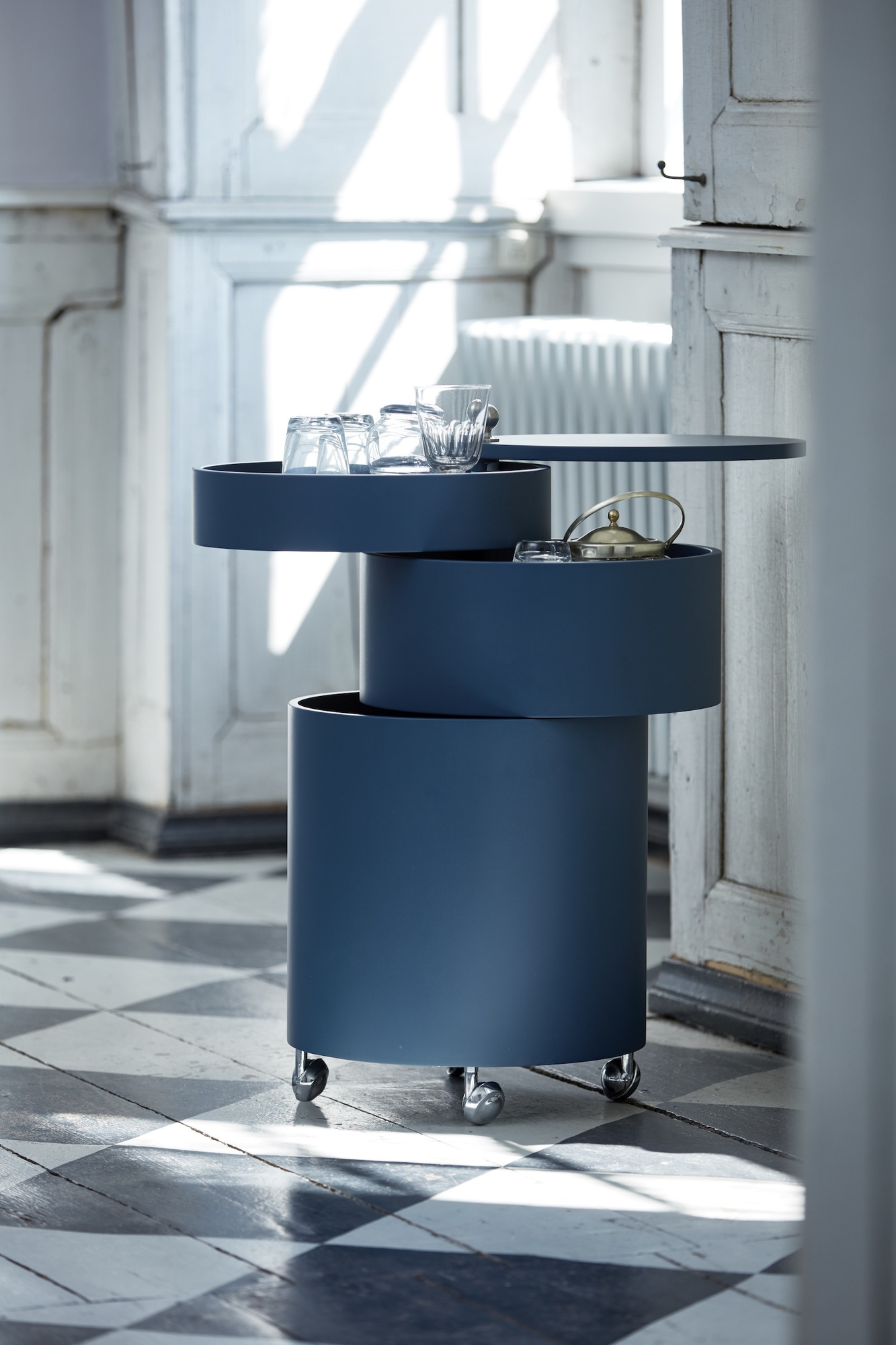 Blauer Barboy Rollwagen von Verpan mit Gläsern und Teekanne auf drei Ebenen.