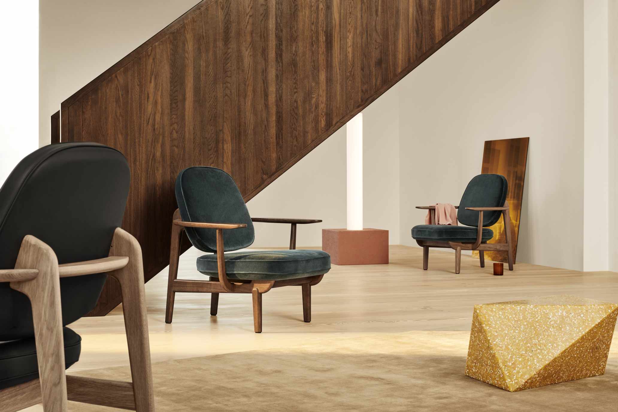 Fred Sessel von Fritz Hansen mit blauem Samtbezug und Holzgestell in modernem Wohnzimmer.