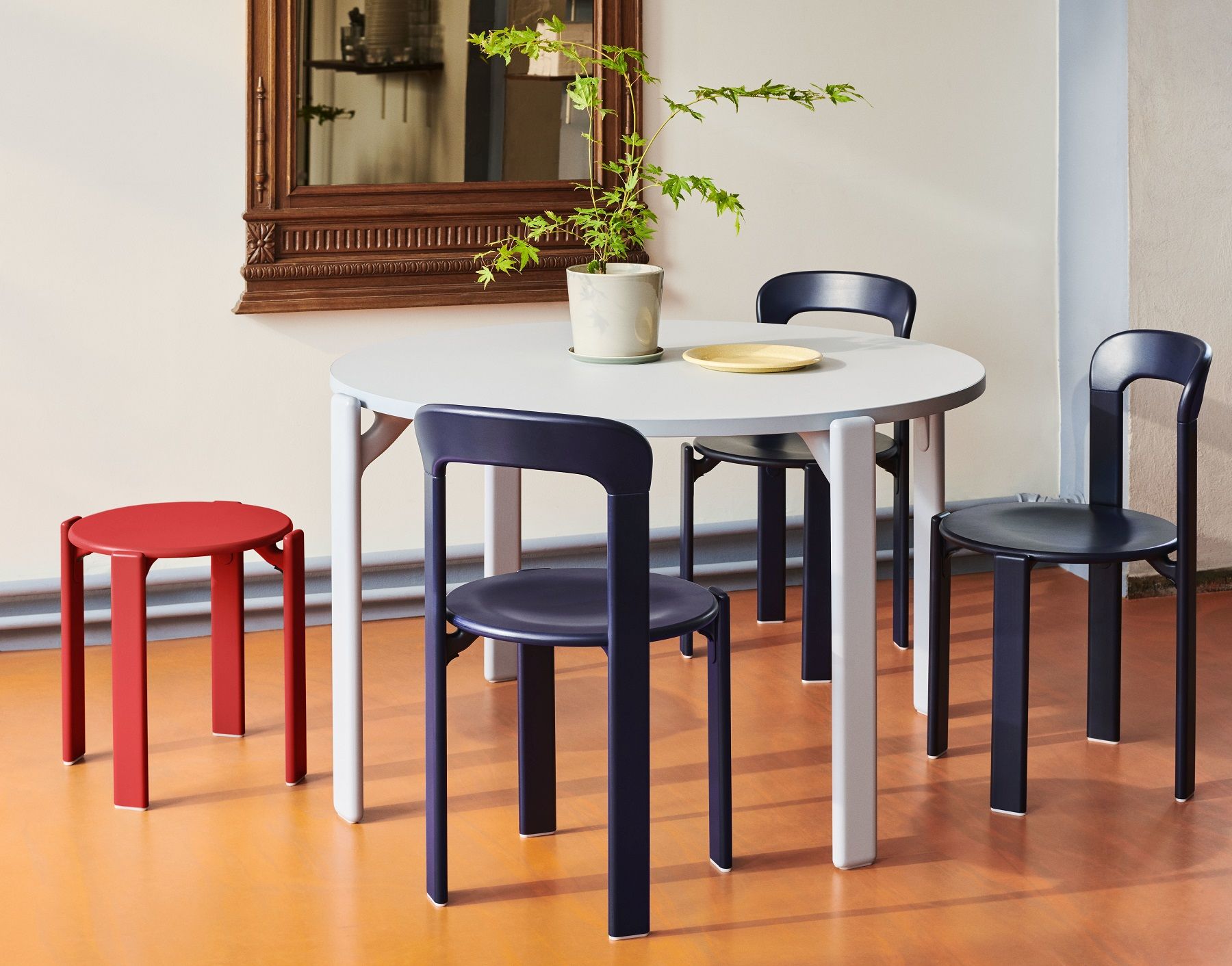 Runder Esstisch mit Hay Rey Stool Hocker in Rot und blauen Holzstühlen im Esszimmer.