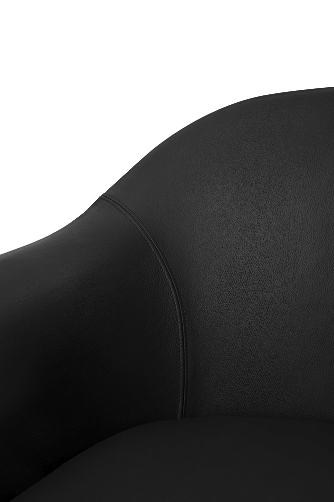Detailaufnahme des schwarzen Sum Lounge Armchair Sessels von Normann Copenhagen, der hochwertige Lederoberfläche und die feine Naht zeigt.