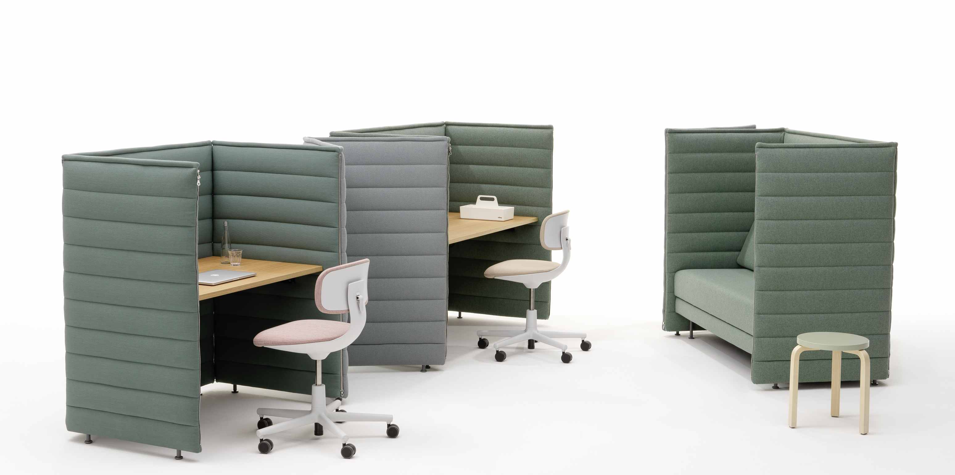 Vitra Alcove Plus Desk Small Schreibtische in Grün und Grau mit Bürostuhl und Holztischplatte.